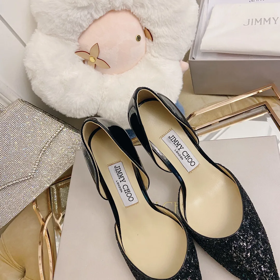 👟👟Ex-factory price 520👟👟 JIMMY CHOO A pair of high heels that can conquer all men👠Easy to wear and versatile, a must-have item for the annual meeting🥂Bilng Bilng is so beautiful that no one can take your breath away Material: Special Crete spliced cow patent leather ➰🍸Sheepskin lining Italian leather outsole Available in three colors: black, nude, silver Size: 34-42 With a height of 8cm, it is packaged simultaneously at the counter!